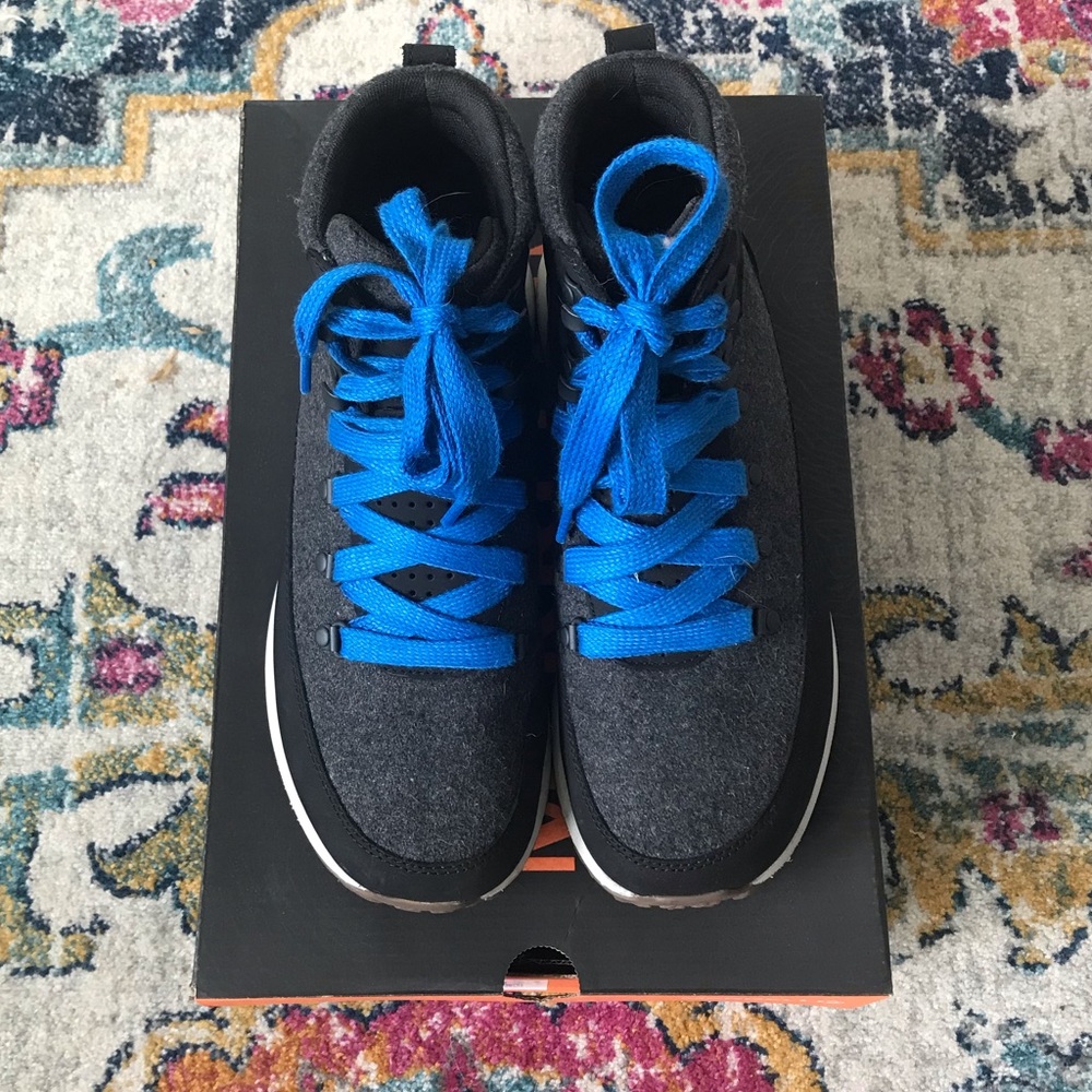 Merrell Ashford Classic Chukka in Gray and black